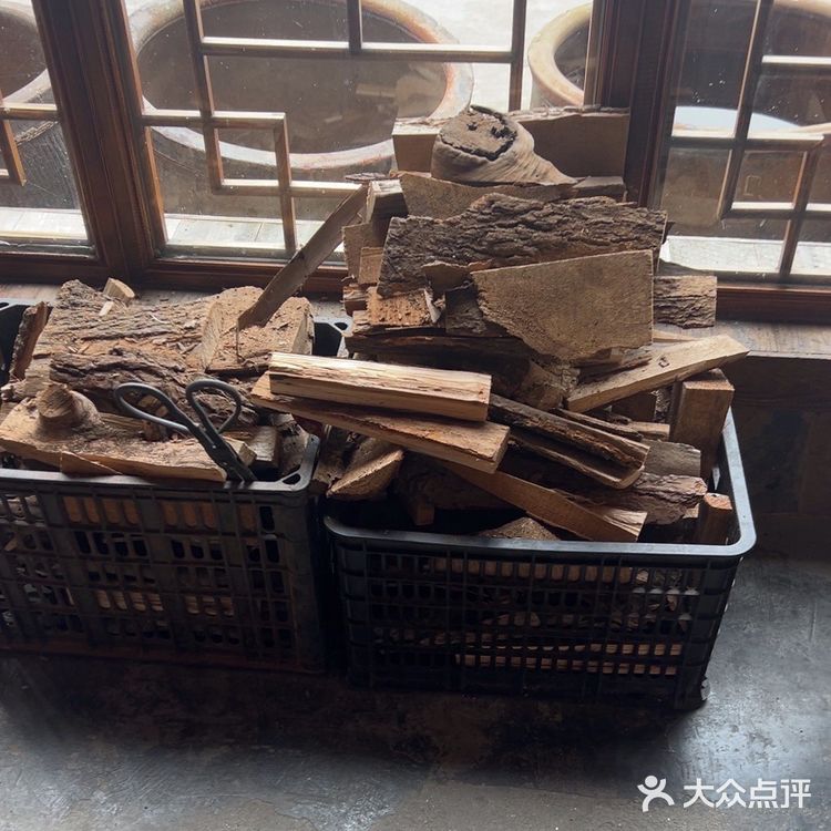 这家餐厅的黄焖土鸡真是味道新颖，鸡肉鲜嫩多汁
