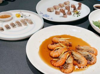 环境： 餐厅环境不错，牛油果绿色的基调显得非常高级