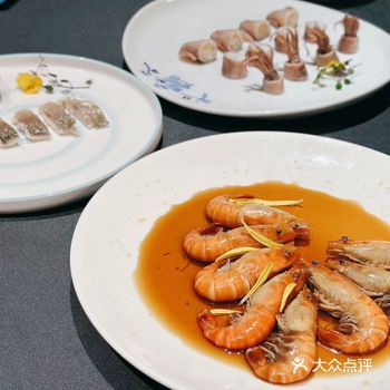 环境： 餐厅环境不错，牛油果绿色的基调显得非常高级