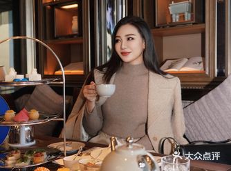 穿着汪小姐的羊毛衫来南京丽思卡尔顿酒店吃莱珀妮联名下午茶