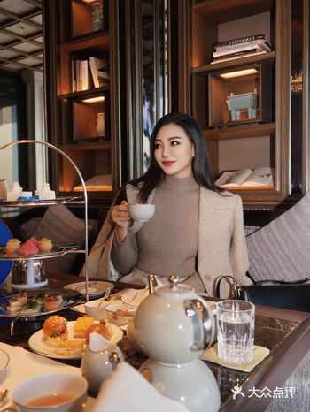穿着汪小姐的羊毛衫来南京丽思卡尔顿酒店吃莱珀妮联名下午茶