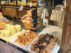 面包甜点陈列柜-昆明冠生园·蛋糕·面包(南强街店)