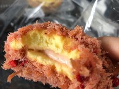 草莓味酥松小贝-鲍师傅糕点(江苏路店)