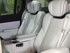 -小鹏汽车(上海静安大融城店)