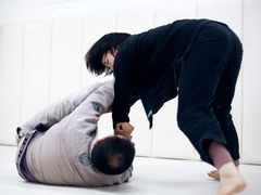 -菠萝格斗巴西柔术训练馆
