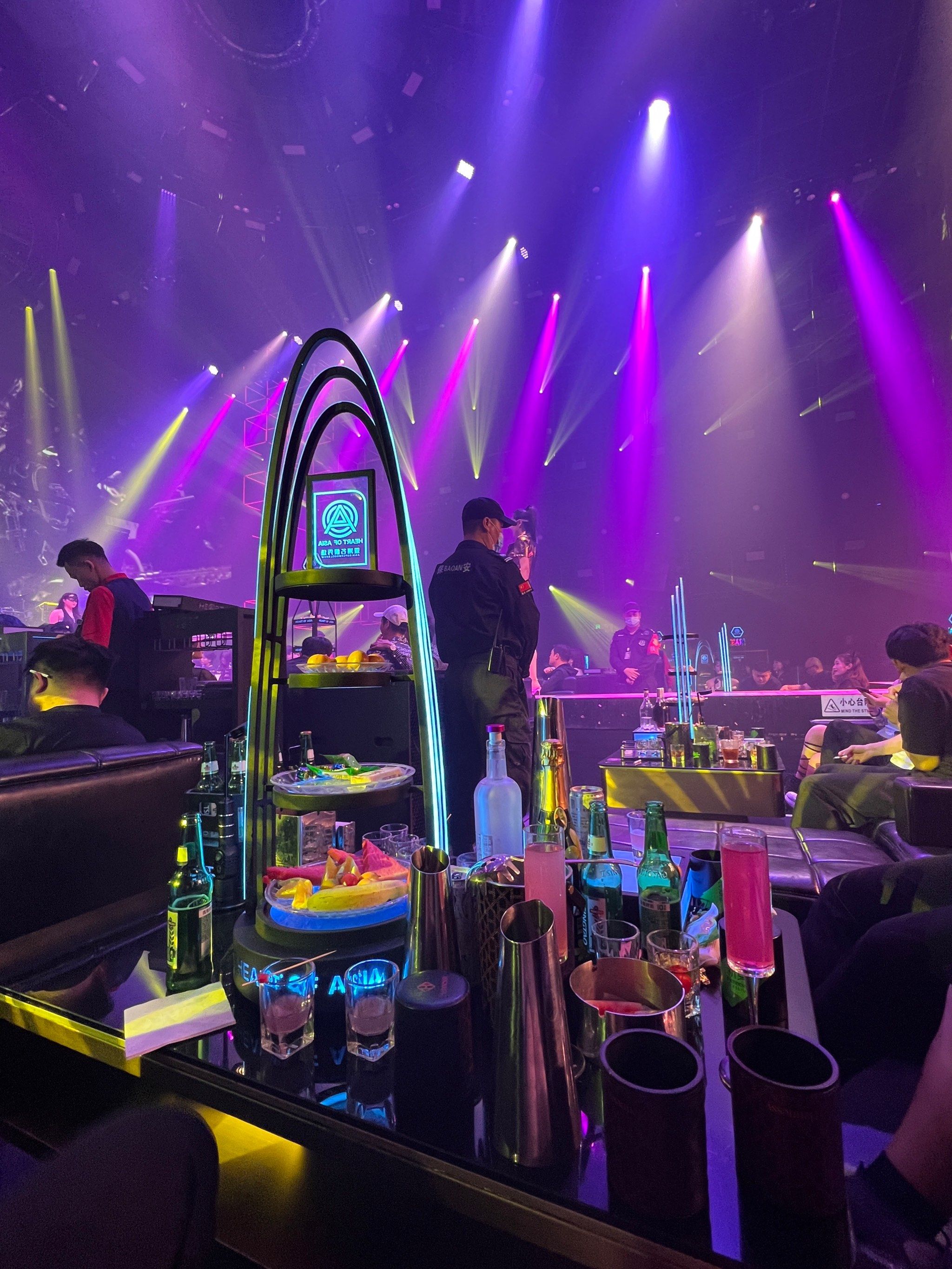 蹦迪酒吧!快去玩!