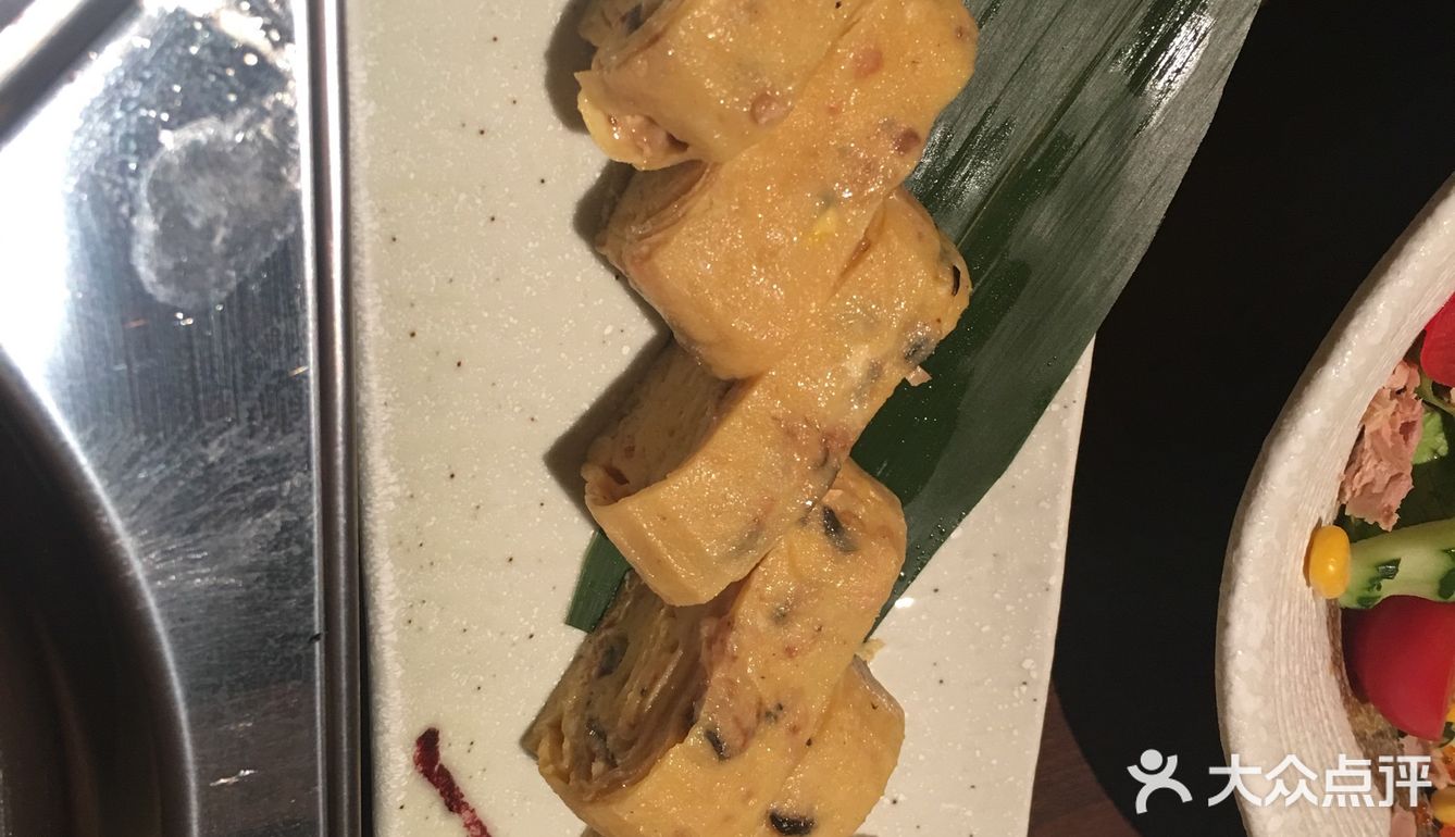 金枪鱼沙拉：很一般，胜在量还可以 什锦鸡肉烤串