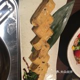 金枪鱼沙拉：很一般，胜在量还可以 什锦鸡肉烤串