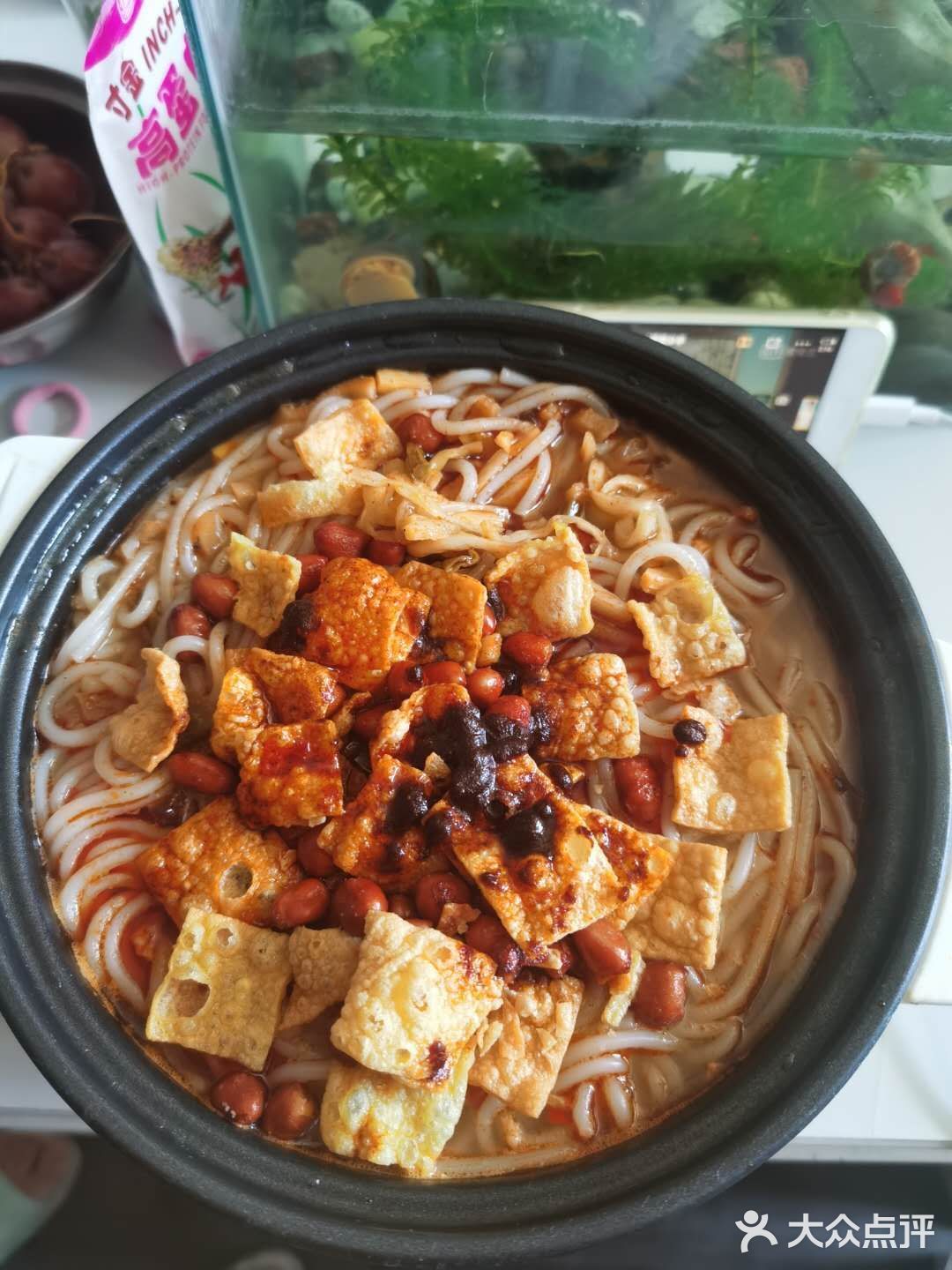第一次吧粉煮开，第二次吧汤料煮开与粉同煮入味儿