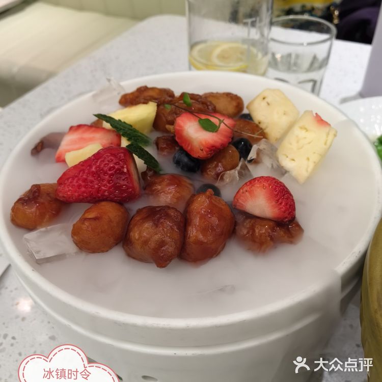 点了双人套餐，如果说吃饱，两人点一份套餐，就可以了