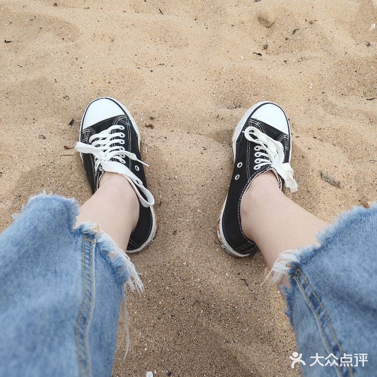从西站口向东再向南走一段路就到了