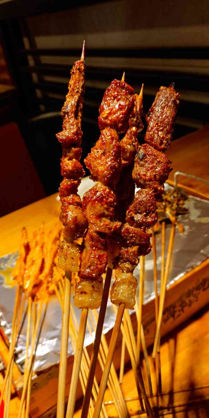 军辉烧烤(佳园路店)-"口味:特别爱吃他家的干豆腐和炒方便面,酸.