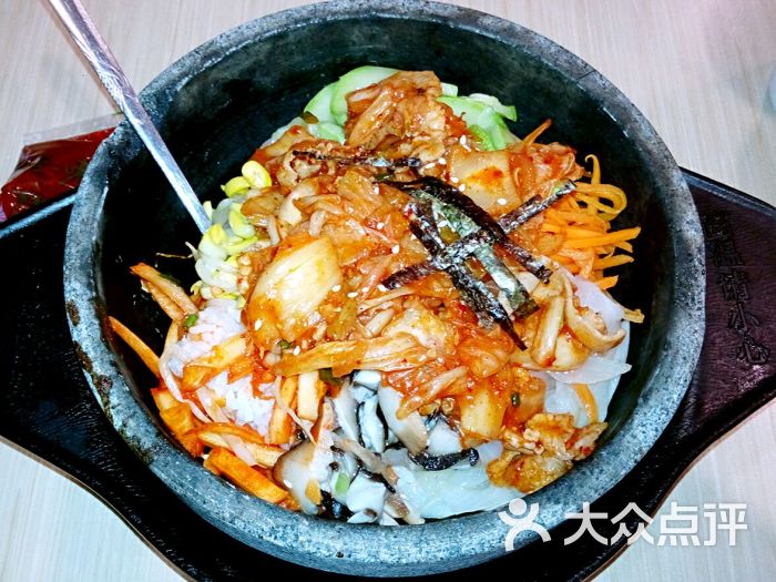 辣白菜五花肉石锅拌饭