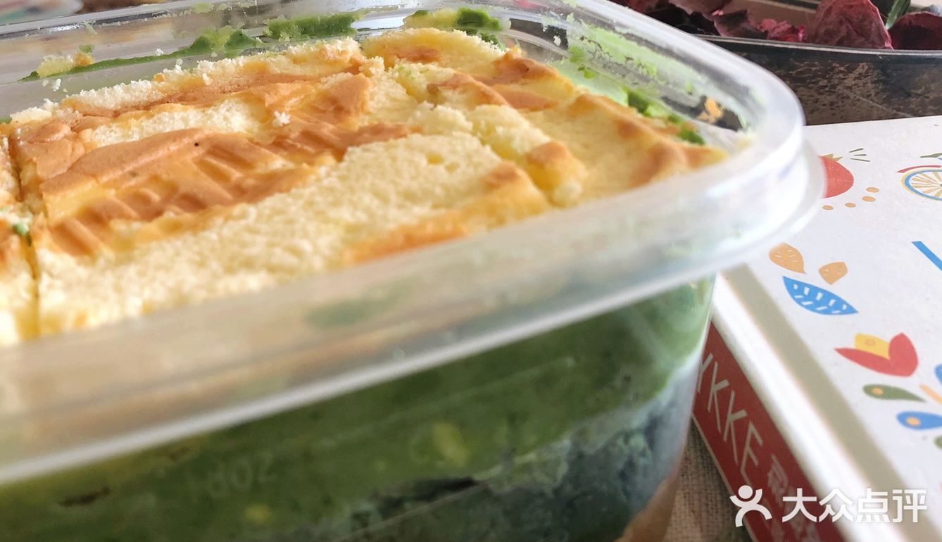 奶酥的抹茶味会比面包里的重，颜色也更深