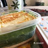 奶酥的抹茶味会比面包里的重，颜色也更深