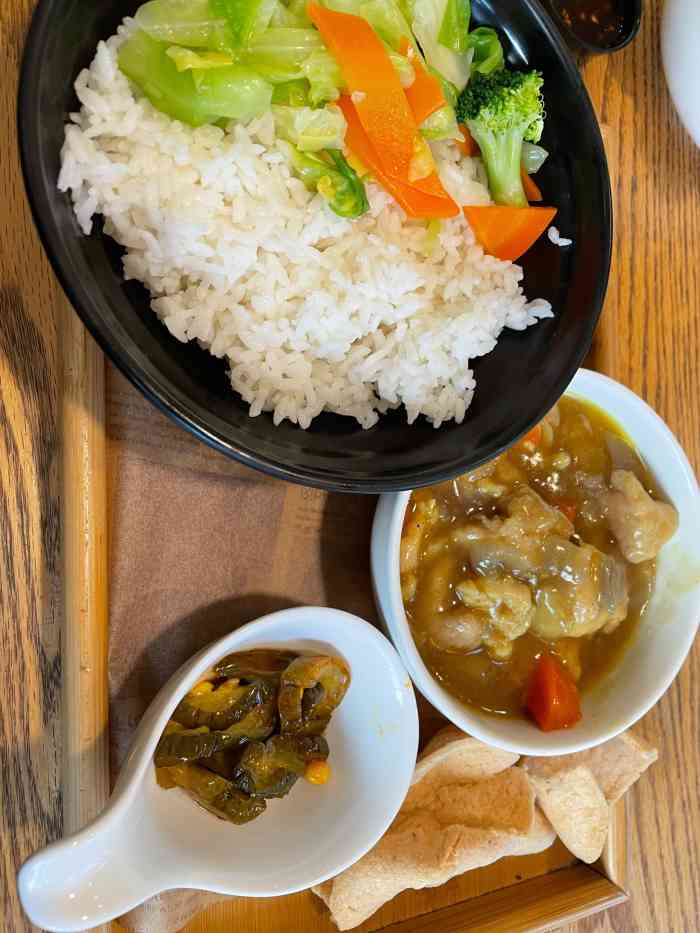 第一次来仙踪林位置挺好在动物园正门东侧饭点人也不少大门上就贴着