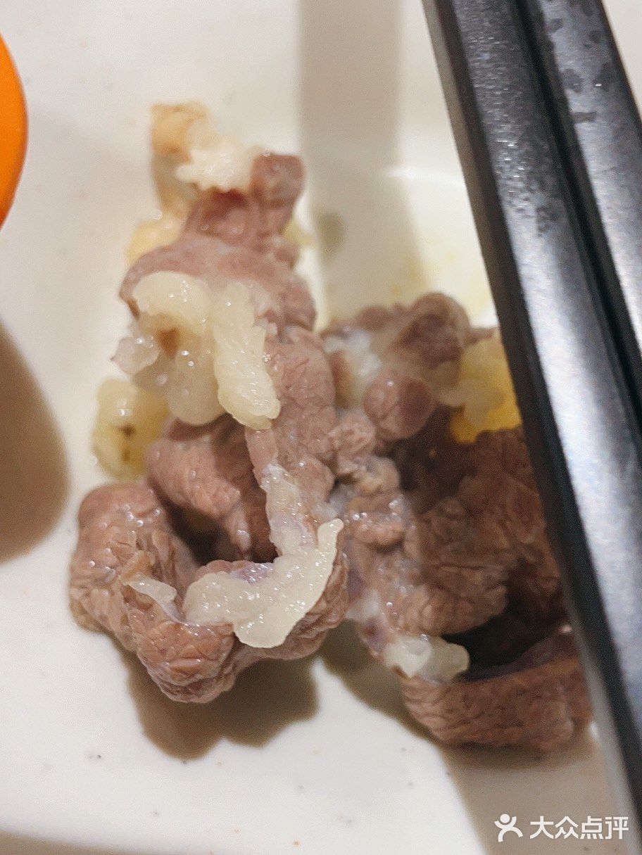在“眼花缭乱”的美食街东晓南里面有一家性价比极高的牛肉火锅店