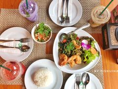 -Chom Cafe and Restaurant