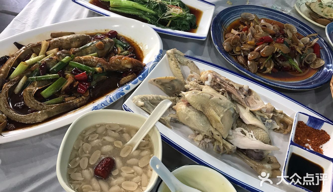 店面并不是很大,但还整洁干净