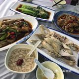 店面并不是很大,但还整洁干净