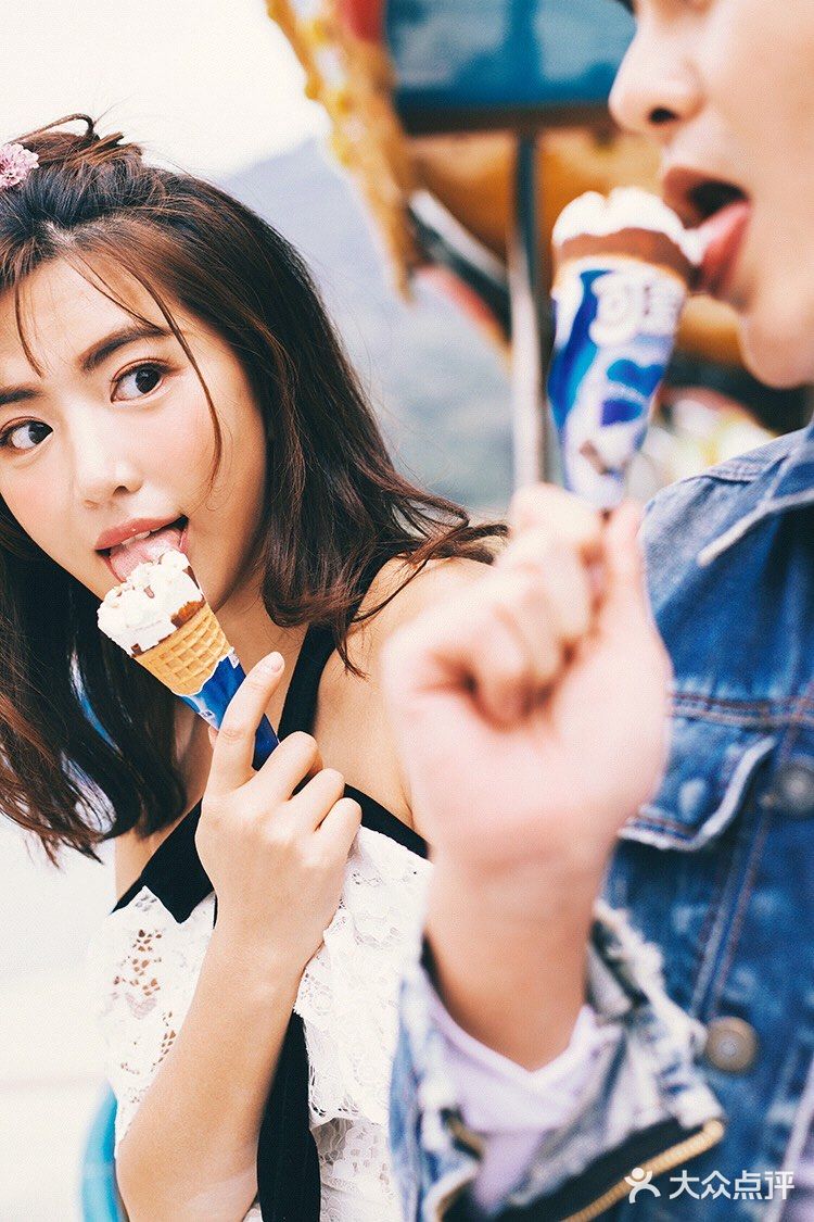 游乐场拍摄情侣写真也是不错的选择哦