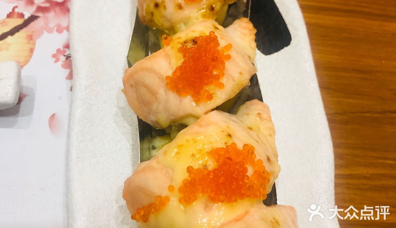 新开的寿司店，店铺环境很有氛围，位置很多，有卡座