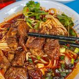 重庆巷子里的板凳担担面🔥每天卖出500碗！