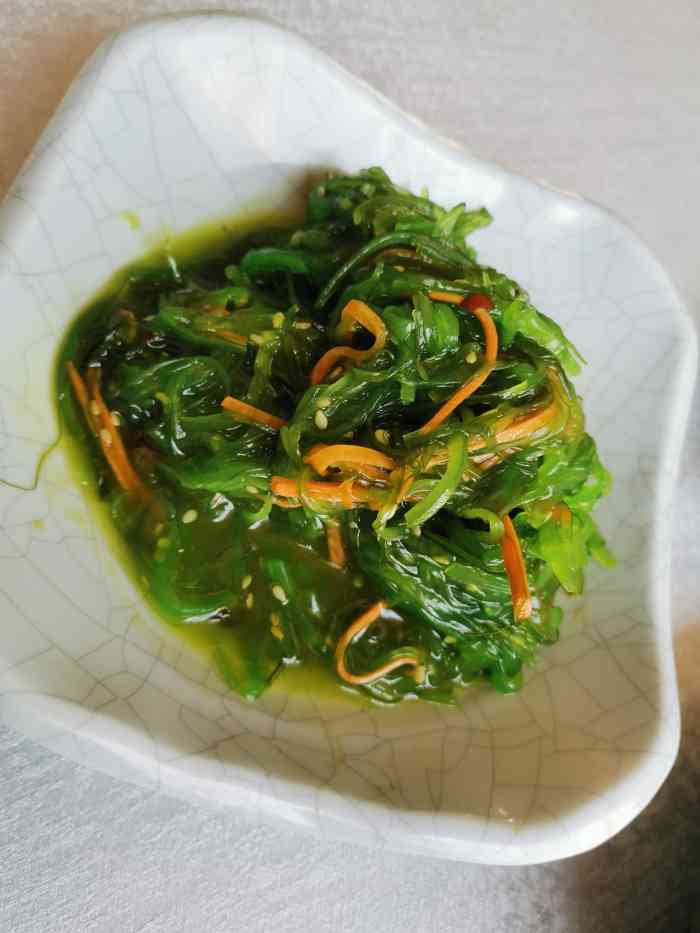 河松街附近算老店了,中午人很多,菜码挺大,应该算经济实惠型饭店,三鲜