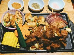 铁板黑椒雪花牛里脊配黄油煎时蔬-鳗鱼家·深夜食堂(军博店)
