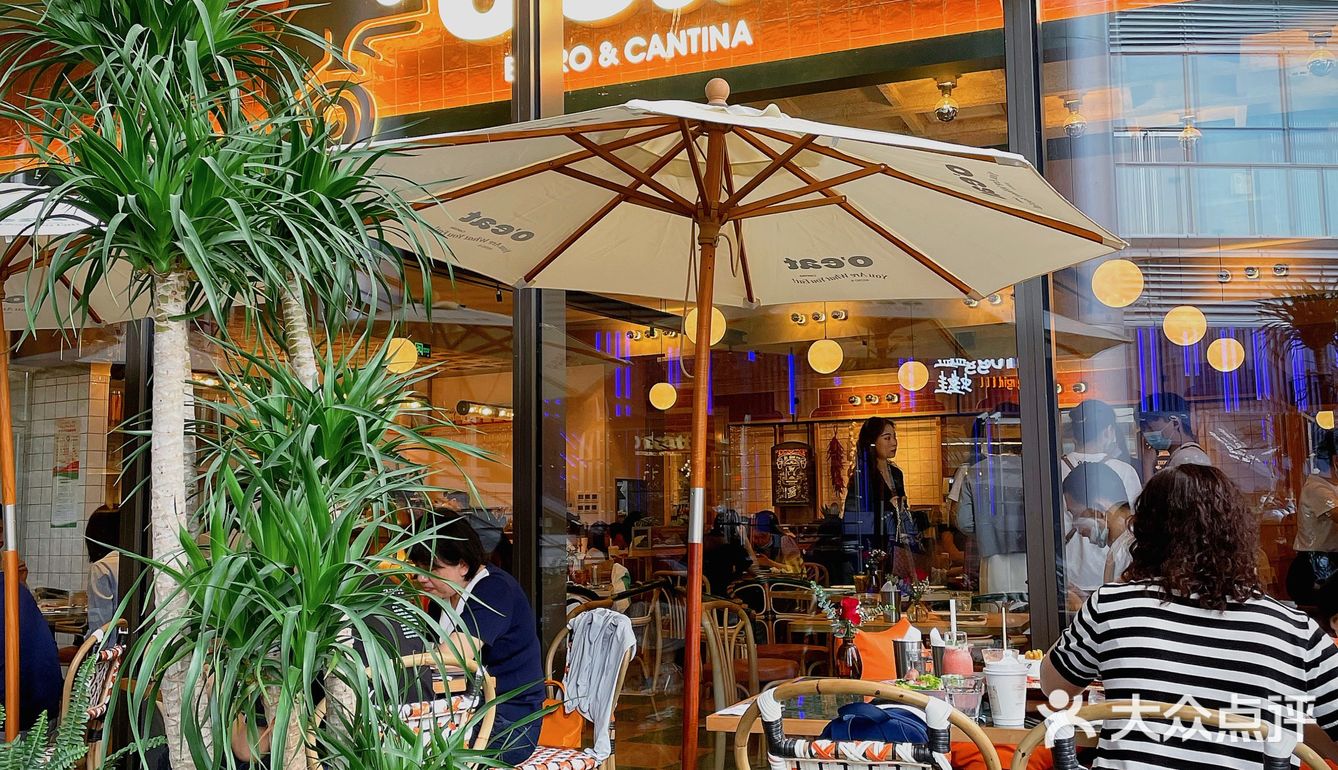 外摆用餐氛围感十足，超级适合约会的西餐厅