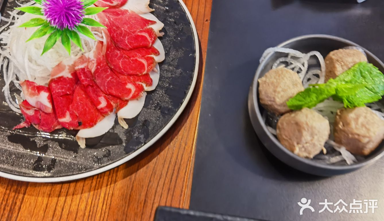 来到协信星光里的小公牛牛肉火锅店,首先被盆栽多肉而吸