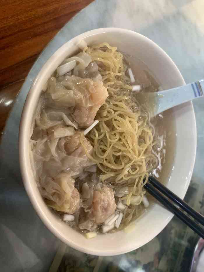 每次去都必吃云吞面鲜虾的.汤很好,面也爽.
