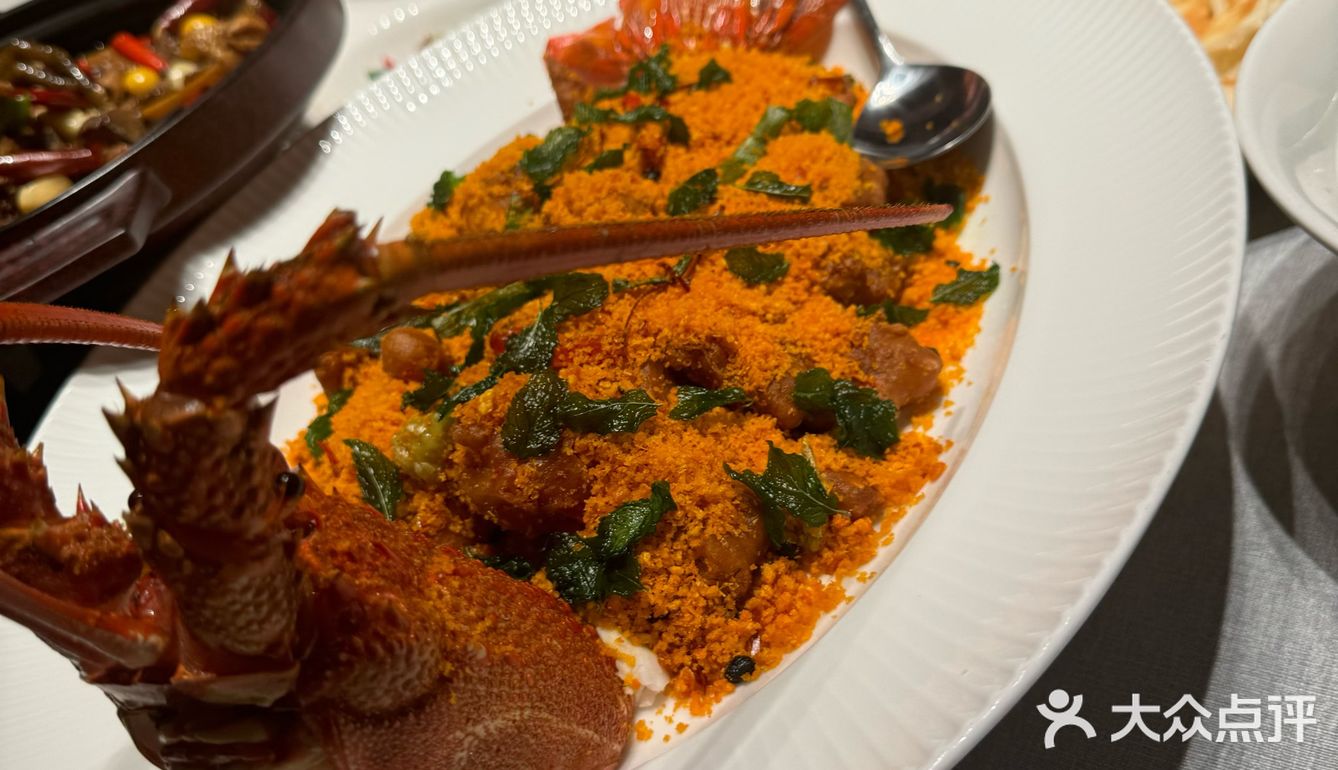 重点说说生日宴吧!小团队非常卖力有歌有舞 尤其主持姐姐