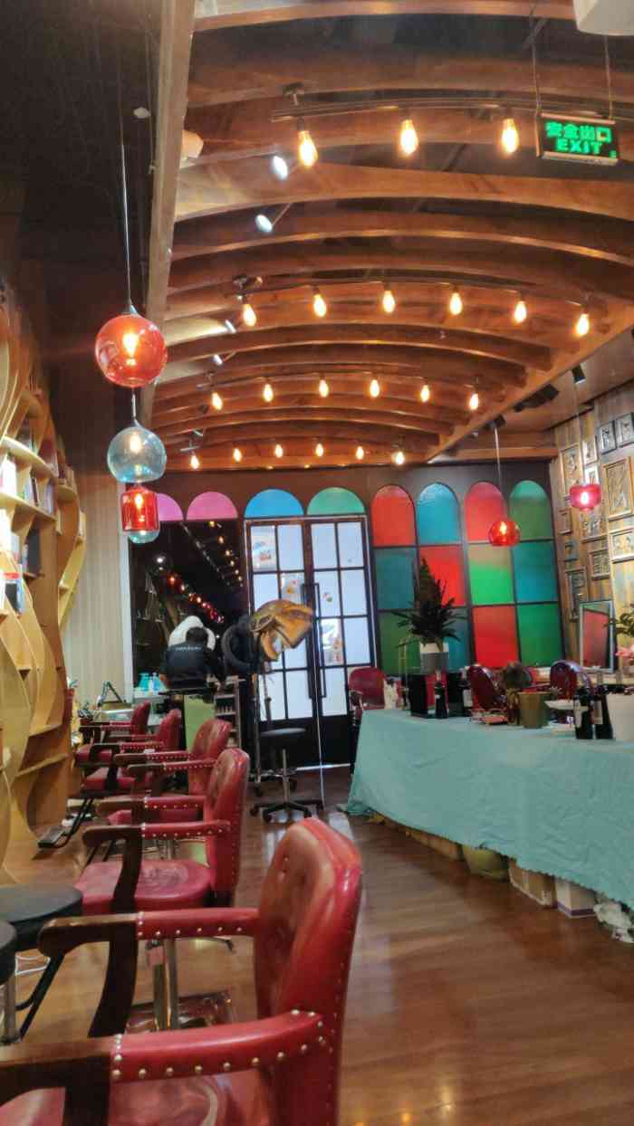 卡尔沙龙(八佰伴一店【项目】剪发新开的美发店,离开公司很近.