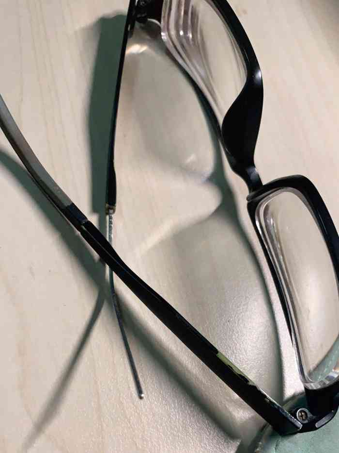 张三眼镜(回龙观店)-"店面不大,但验光设备齐备,服务态度好.旧.