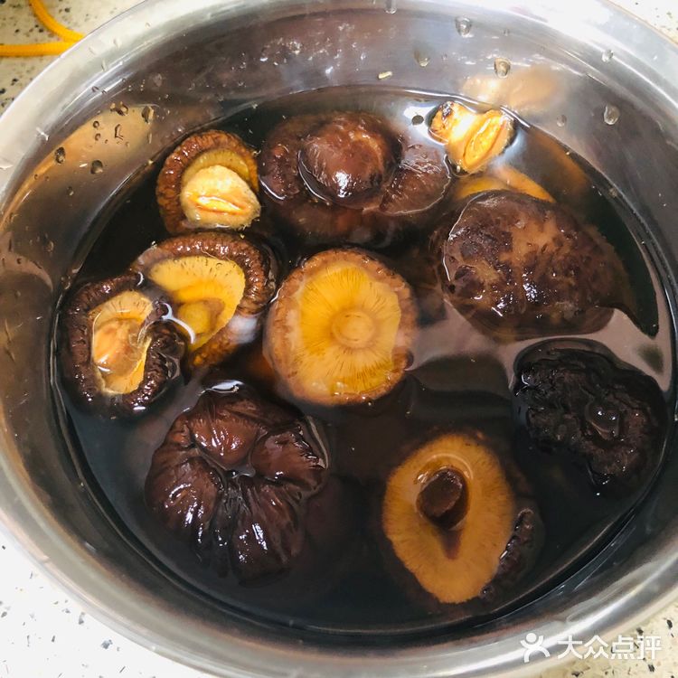 香菇冬瓜排骨肉骨茶  食材：排骨500克、干香菇10