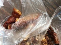 猪蹄称重-万春卤菜(天乡后街步行街店)
