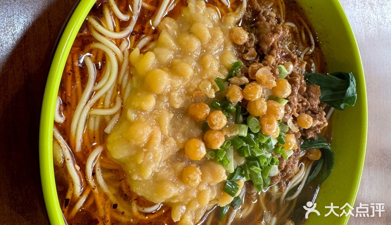 出了地铁站就能看到的重庆小面