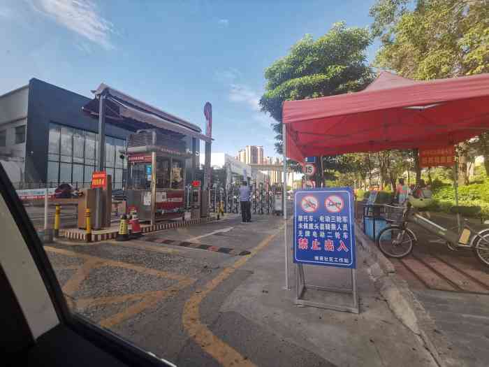 信义汽车城位于龙岗大道横店段,坳背路口对面