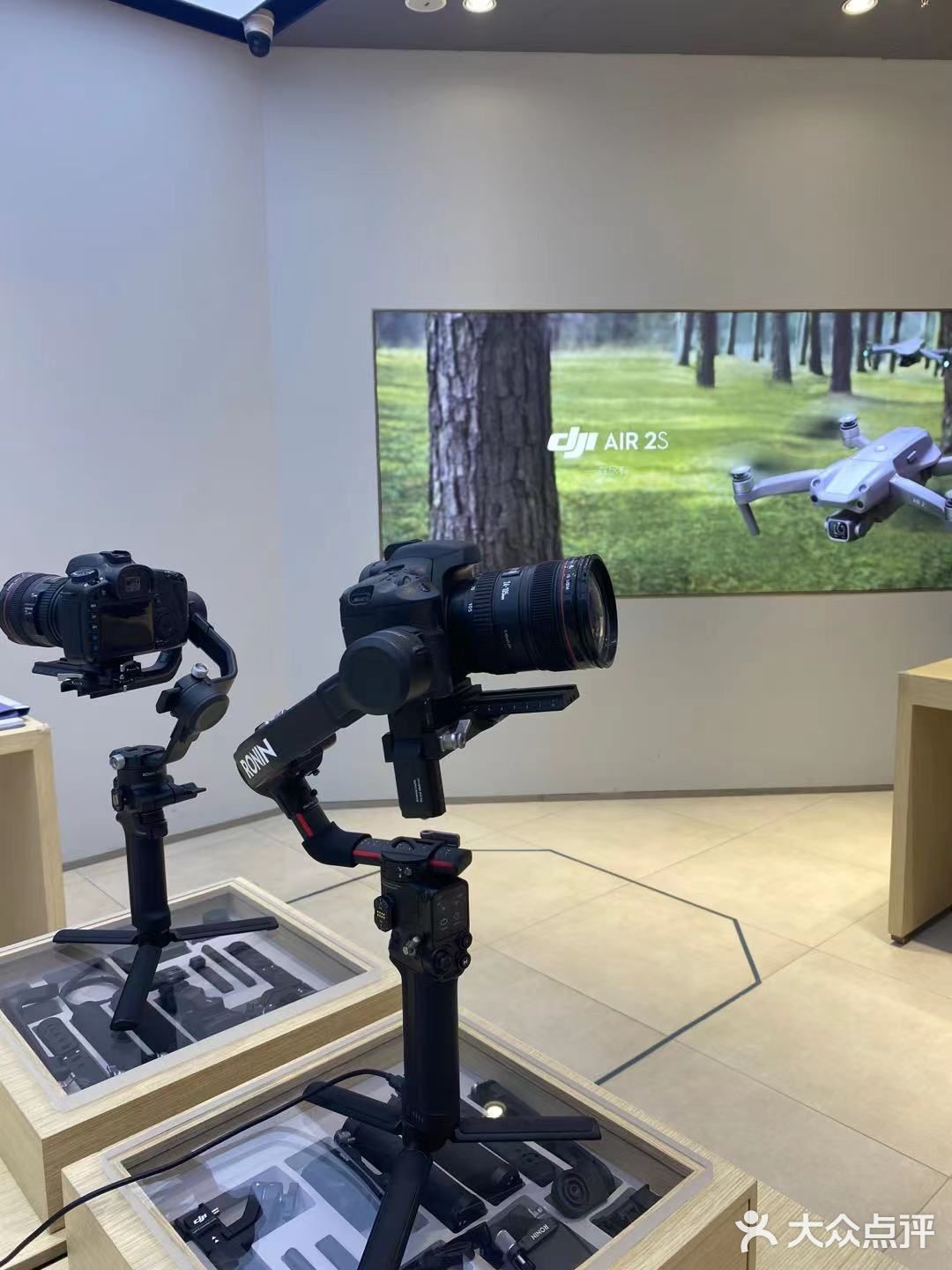 自己忍不住也搜了下附近的旗舰店