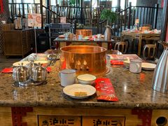 -沪小二炭火蛙锅(淮海中路美食不夜城店)