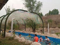 -黄河谷马拉湾海浪浴场