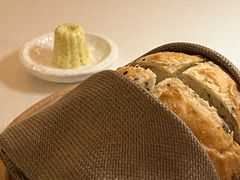 餐前面包配黑松露黄油-福楼法餐厅FLO