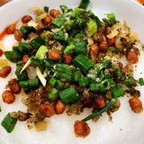 将水叶子面均匀撒在蒸格里