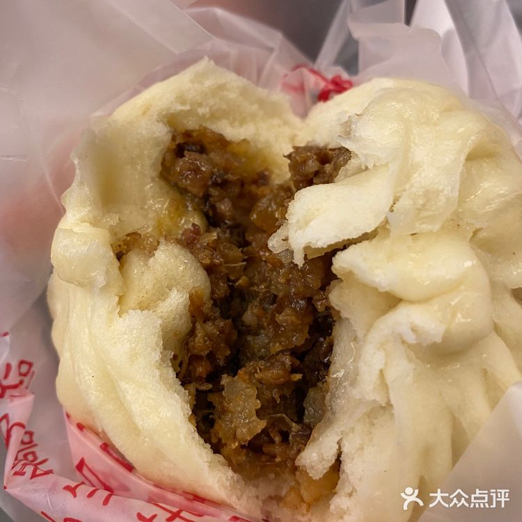 本地人排队打包买,一个就3两的肉馅大包
