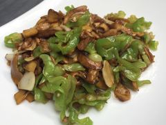 青椒炒牛肝菌-蔼若春.传承三十年云南菜(金碧公园店)