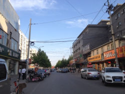门口的街道-苗方清颜专业祛痘