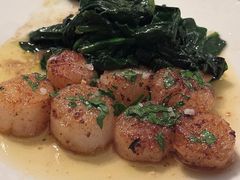 煎带子配黄油菠菜-羽深肉铺 Steak & Wine
