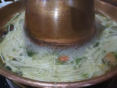 金针菇-果松木炭酸菜铜火锅·外婆参鸡汤