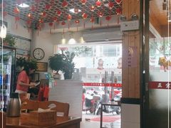 大堂-正宗普宁豆干坊·洪记砂锅粥(红领巾路店)